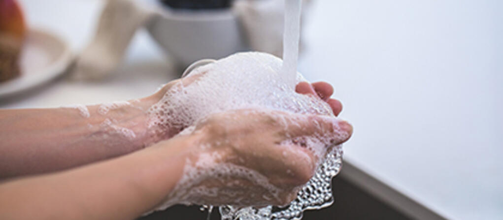 Person washing his hands